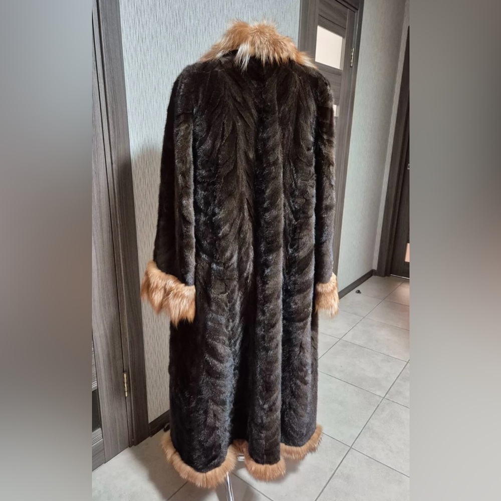 Brown mink fur coat with red fox fur collar trim - Picture 4 of 16